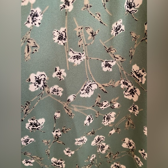 Women’s Sea foam green jumper, white floral print, thin straps that tie at top - Picture 4 of 5